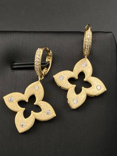 حلق ذهب إيطالي عيار 18