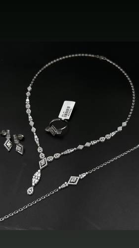 طقم ذهب ابيض عيار 18