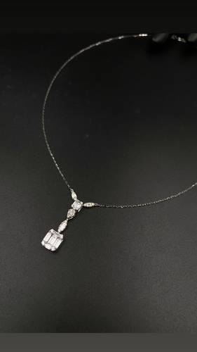 عقد ذهب أبيض عيار 18