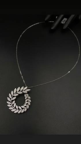 عقد ذهب أبيض عيار 18