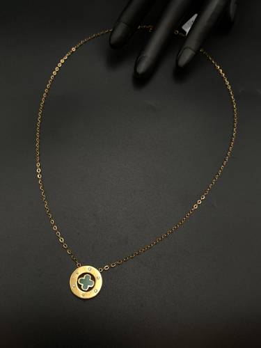 عقد ذهب عيار 18