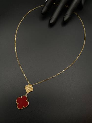 عقد ذهب عيار 18