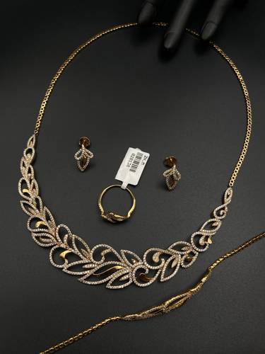 طقم ذهب أصفر عيار 18 