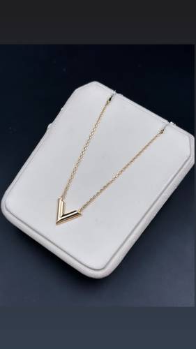 عقد ذهب عيار 18