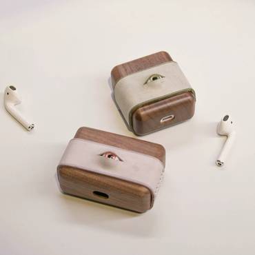 غطاء AirPods خشب وجلد طبيعي بعين زخرفية