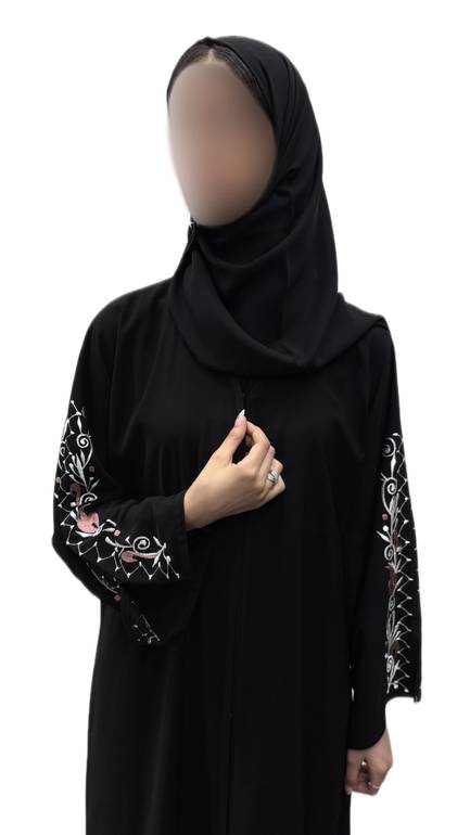 عباية كريب ملكي مطرزة على الذراع