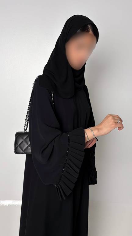 عباية كريب نواعم تطريز يدوي و كسرات من الأكمام و اسفل العباية