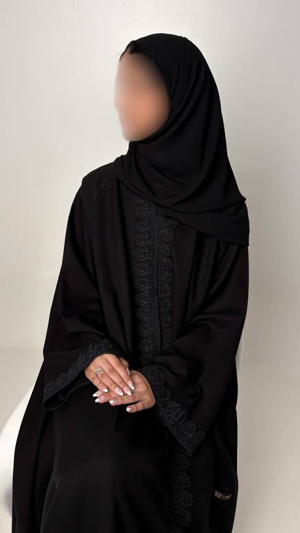 عباية قماش واقف كلوش مزينه من الأمام و في الأكمام