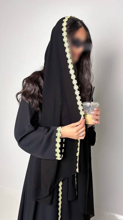 عباية سوداء كريب ندى مزينه ب ورد بلون اصفر