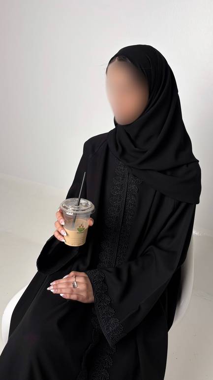 عباية قماش واقف كلوش مزينه من الأمام و في الأكمام