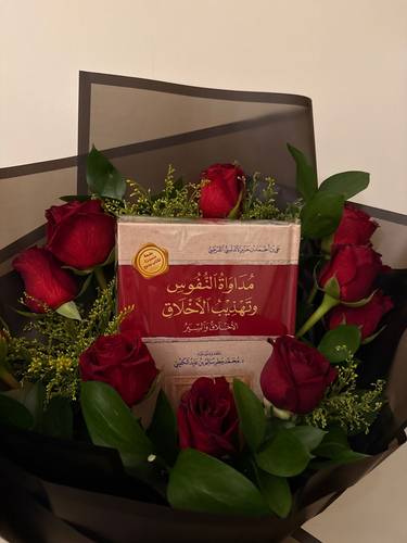 باقة ورد أحمر مع كتاب 