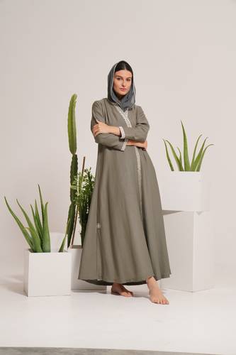 عباية مع طرحة مطرزة - BR21