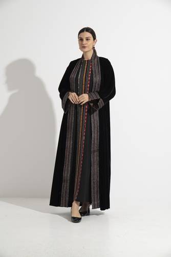 عباية مخمل باللون الأسود - K407
