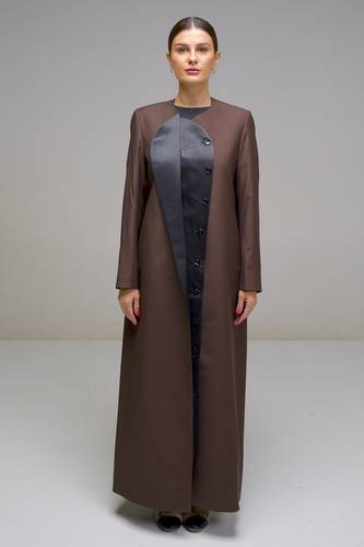 عباية باللون البني مع التفتة الأسود- K340