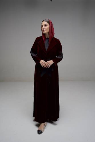 عباية مخمل مفرغة ومطرزة باللون العنابي - K375