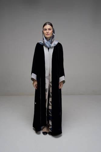 عباية مخمل باللون الأسود - K371