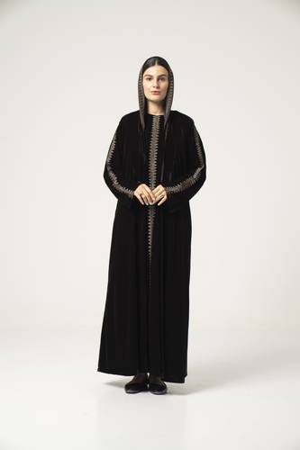عباية مخمل باللون البني - K527