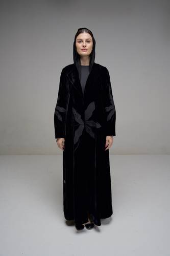 عباية مخمل مفرغة ومطرزة باللون الأسود - K377