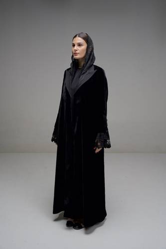 عباية مخمل باللون الأسود مع الدنتيل - K373