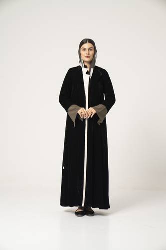 عباية مخمل باللون الأسود - K508