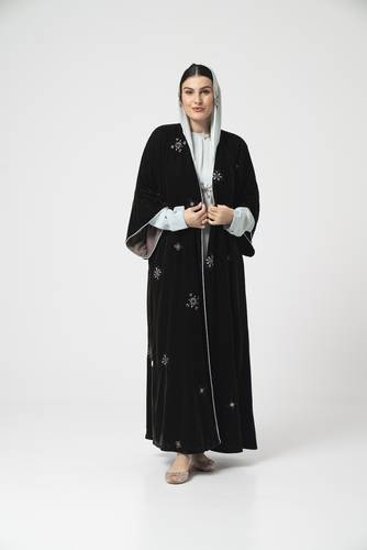 عباية مخمل باللون البني - K538