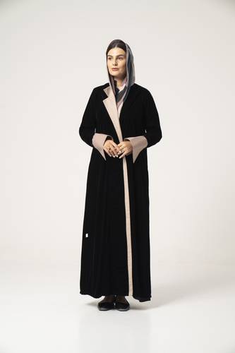 عباية مخمل باللون الأسود - K507