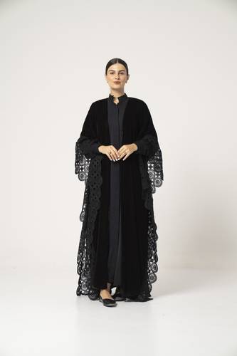 عباية مخمل باللون الأسود - K505