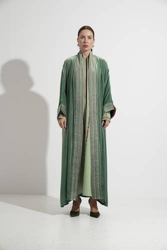 عباية مخمل باللون الفستقي - K401