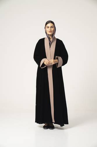 عباية مخمل باللون الأسود - K513