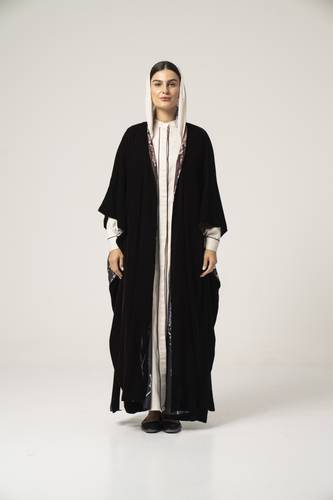 عباية مخمل باللون البني - K524