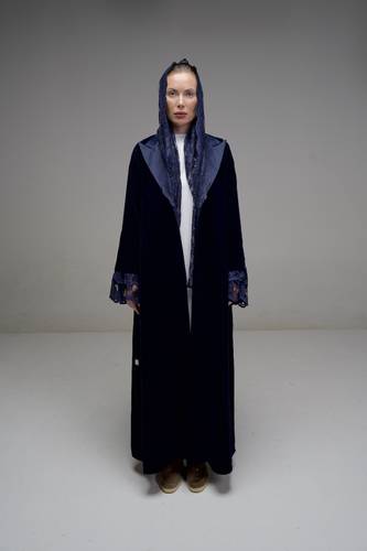 عباية مخمل باللون الكحلي مع الدنتيل - K374