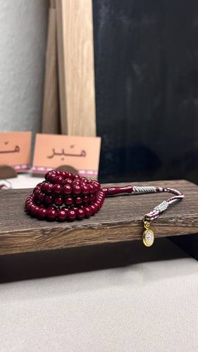 نواعم عنابي بـ ساعة كلاسيكية