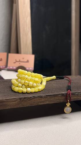 نواعم أصفر رخامي بـ ساعة كلاسيكية