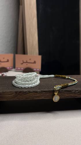 نواعم مضيئة بـ ساعة كلاسيكية