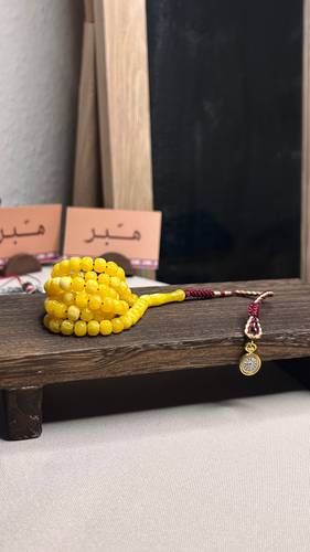 نواعم أصفر بـ ساعة كلاسيكية