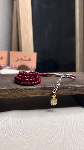 نواعم عنابي بـ ساعة كلاسيكية