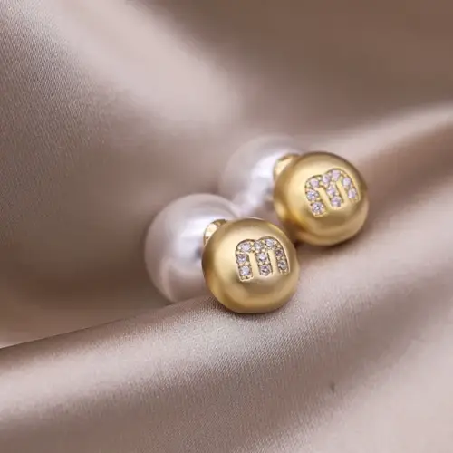 مجوهرات الأزياء الكورية الجديدة 14K حروف مطلية بالذهب م اللؤلؤ يرتدي الأقراط الأمامية والخلفية إكسسوارات نسائية يومية أنيقة