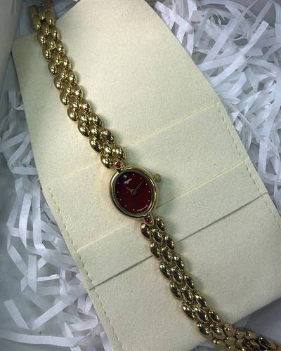 ساعة لارا برغندي