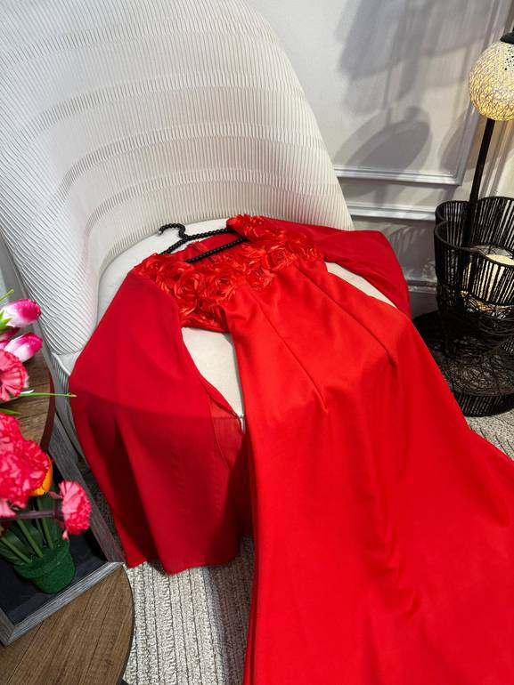 فستان مزين بورود احمر
