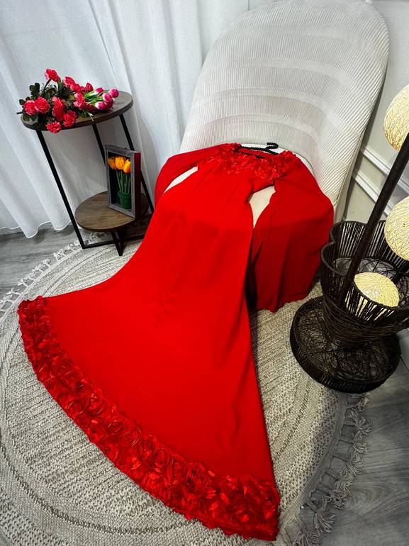فستان مزين بورود احمر