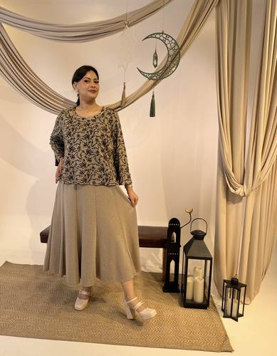 فستان تايور بيج وأسود بكريب جورسية قطني مع شك ناعم – GUMANIZE