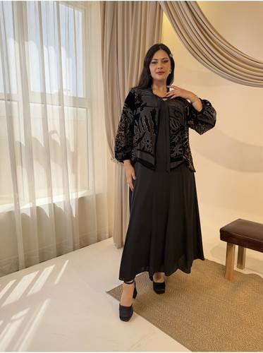 فستان تايور أسود شيفون بلمسات مخملية وكريستال – GUMANIZE