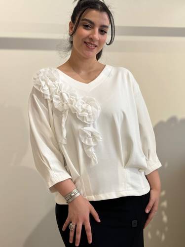  بلوزة ربيعية مع ورد بارز ماركة LA VELINA  أبيض 