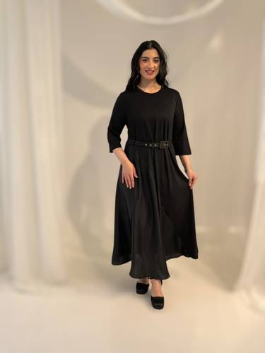 CHIFFON LINEفستان أسود سادة ناعم قصة A-Line بخامة كريب جورسية وحرير ستان   محتشم وأنيق