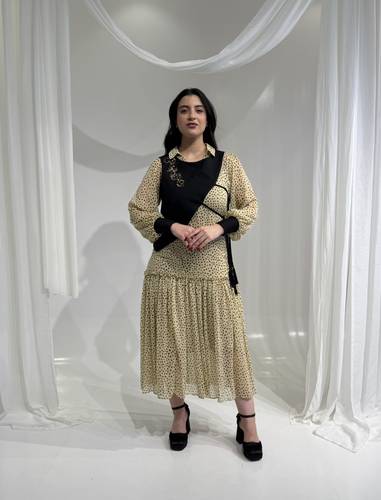 فستان ميدي منقط بيج وأسود A’LUCH شيفون مع كريب بتصميم عصري محتشم