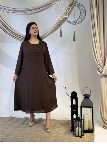 فستان شيفون كريب بقصة A-Line مع شك يدوي ناعم من VENDE – لون خمري وبني قهوة