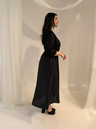 CHIFFON LINEفستان أسود سادة ناعم قصة A-Line بخامة كريب جورسية وحرير ستان   محتشم وأنيق