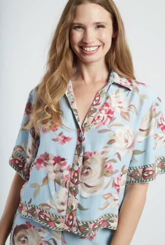 بلوزة DERHYبلوزة صيفية فلورال فاخرة (Sky Blue Floral)