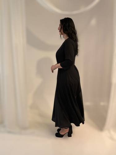 CHIFFON LINEفستان أسود سادة ناعم قصة A-Line بخامة كريب جورسية وحرير ستان   محتشم وأنيق