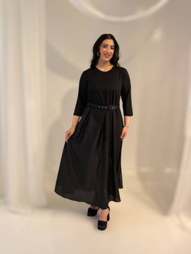 CHIFFON LINEفستان أسود سادة ناعم قصة A-Line بخامة كريب جورسية وحرير ستان   محتشم وأنيق